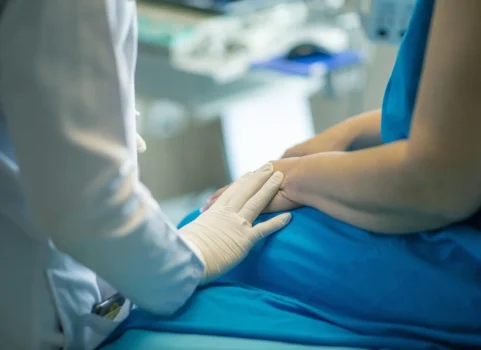 Mostek zamiast implantu — poradnik prywatnego dentysty z DiamanteDental w Zielonej Górze