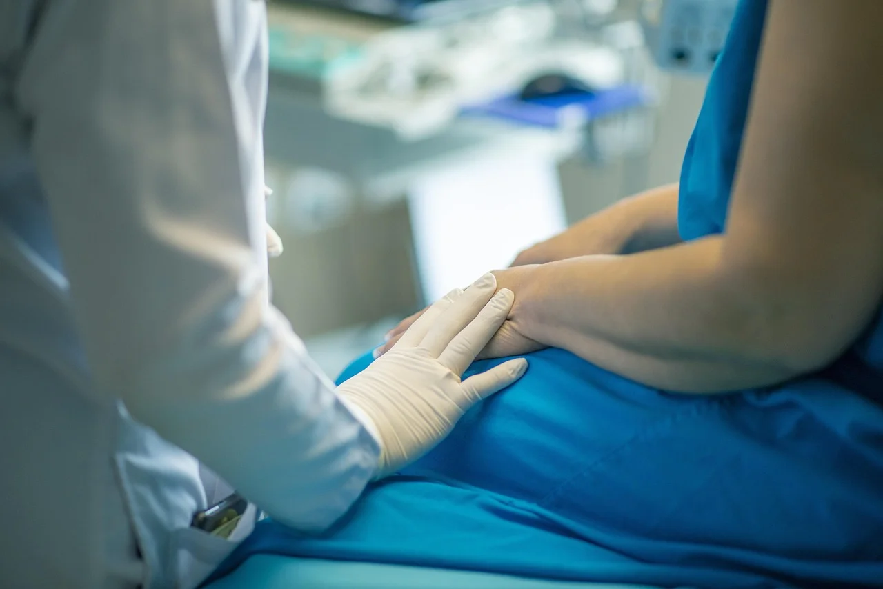 Mostek zamiast implantu — poradnik prywatnego dentysty z DiamanteDental w Zielonej Górze